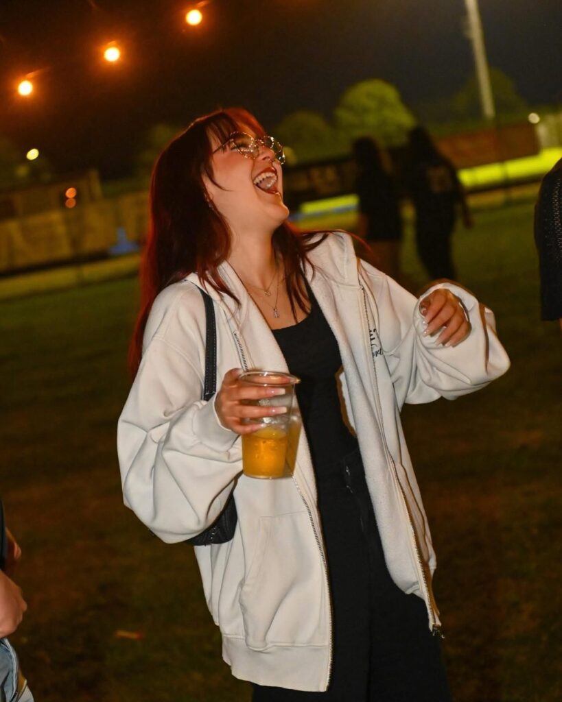 birra rende felice ragazza